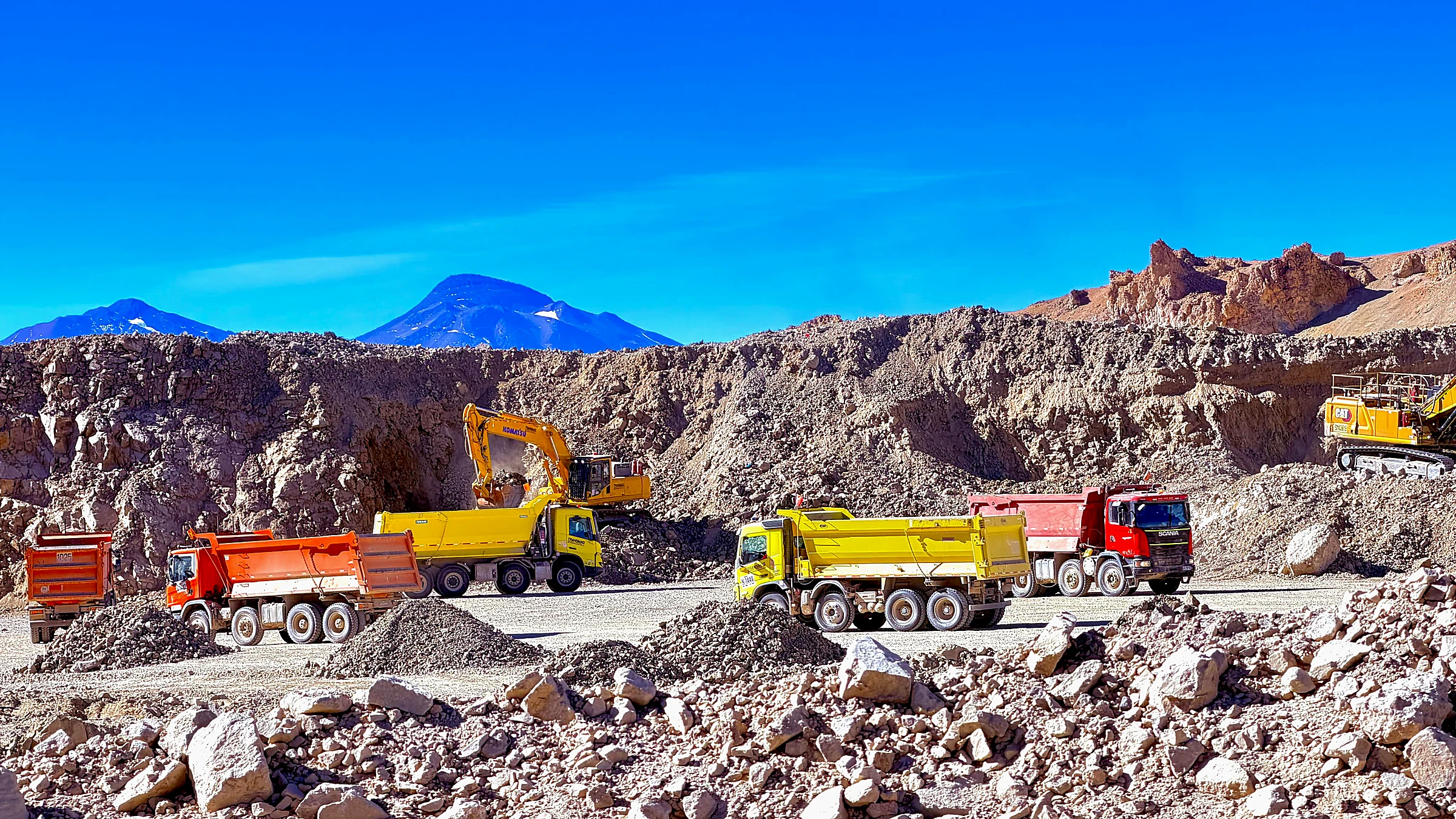 Flota Transmaq operando en una faena minera de Atacama