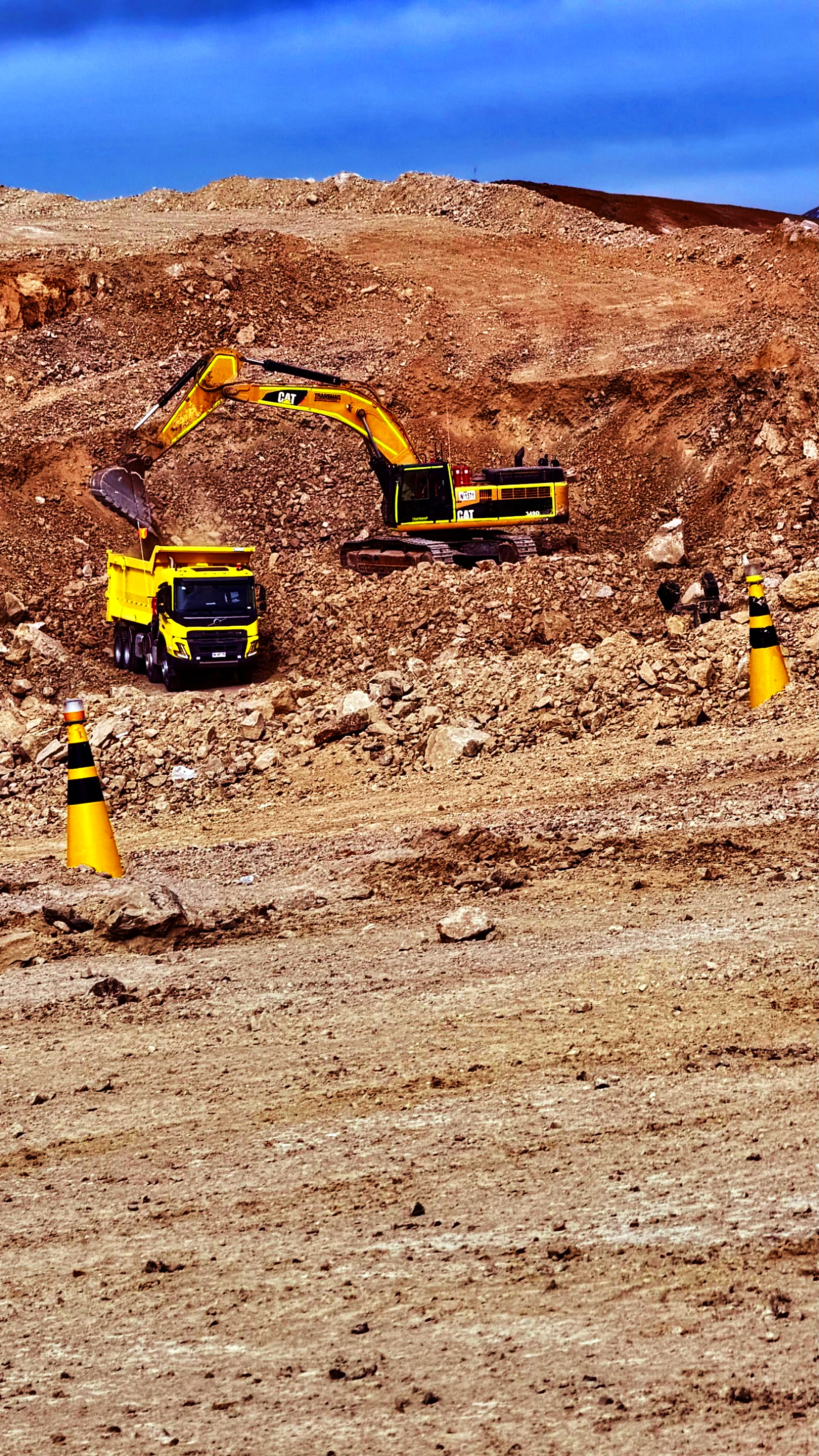 Excavadora y camión Transmaq en operación minera