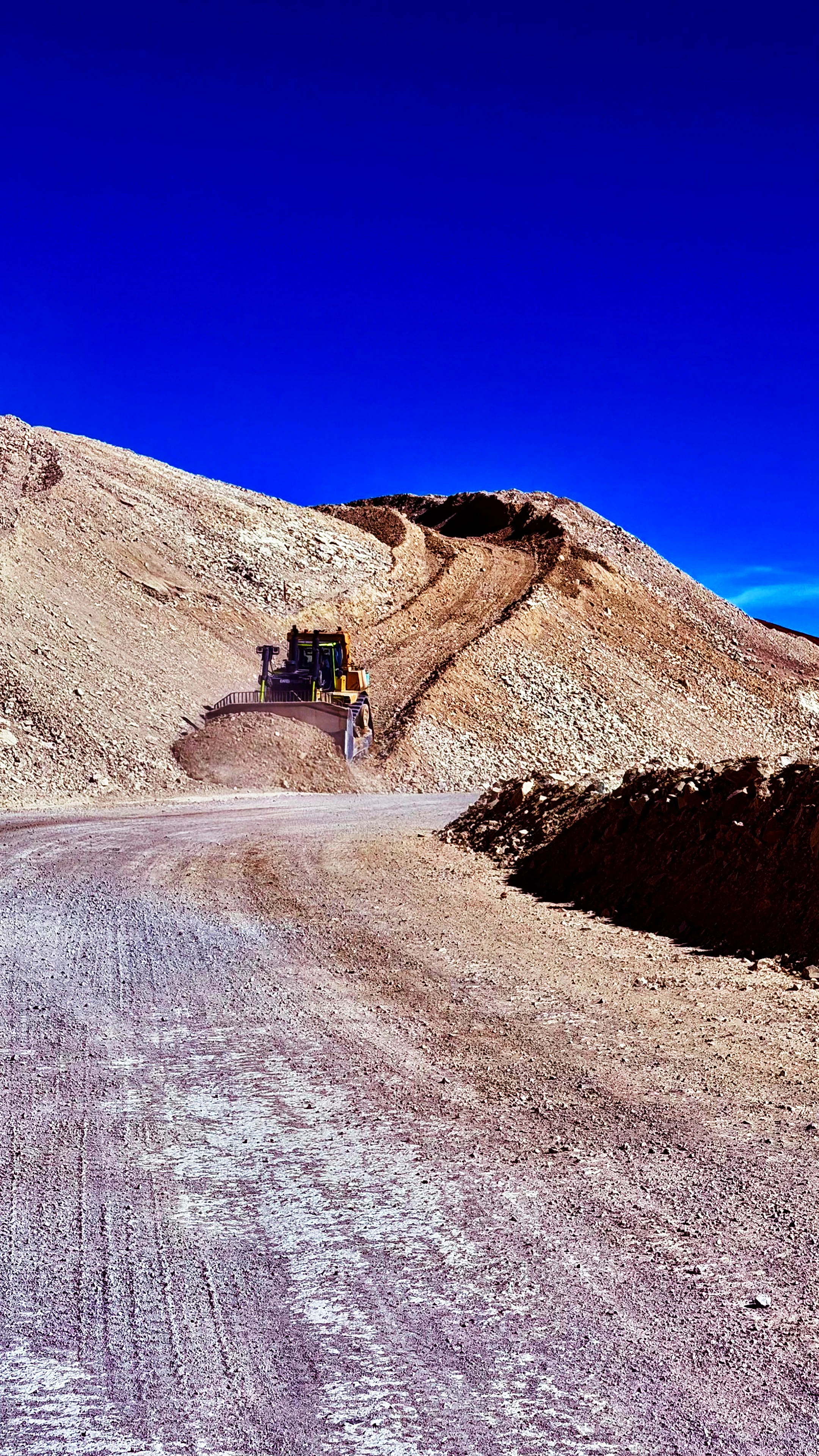 Bulldozer Transmaq operando en camino de montaña