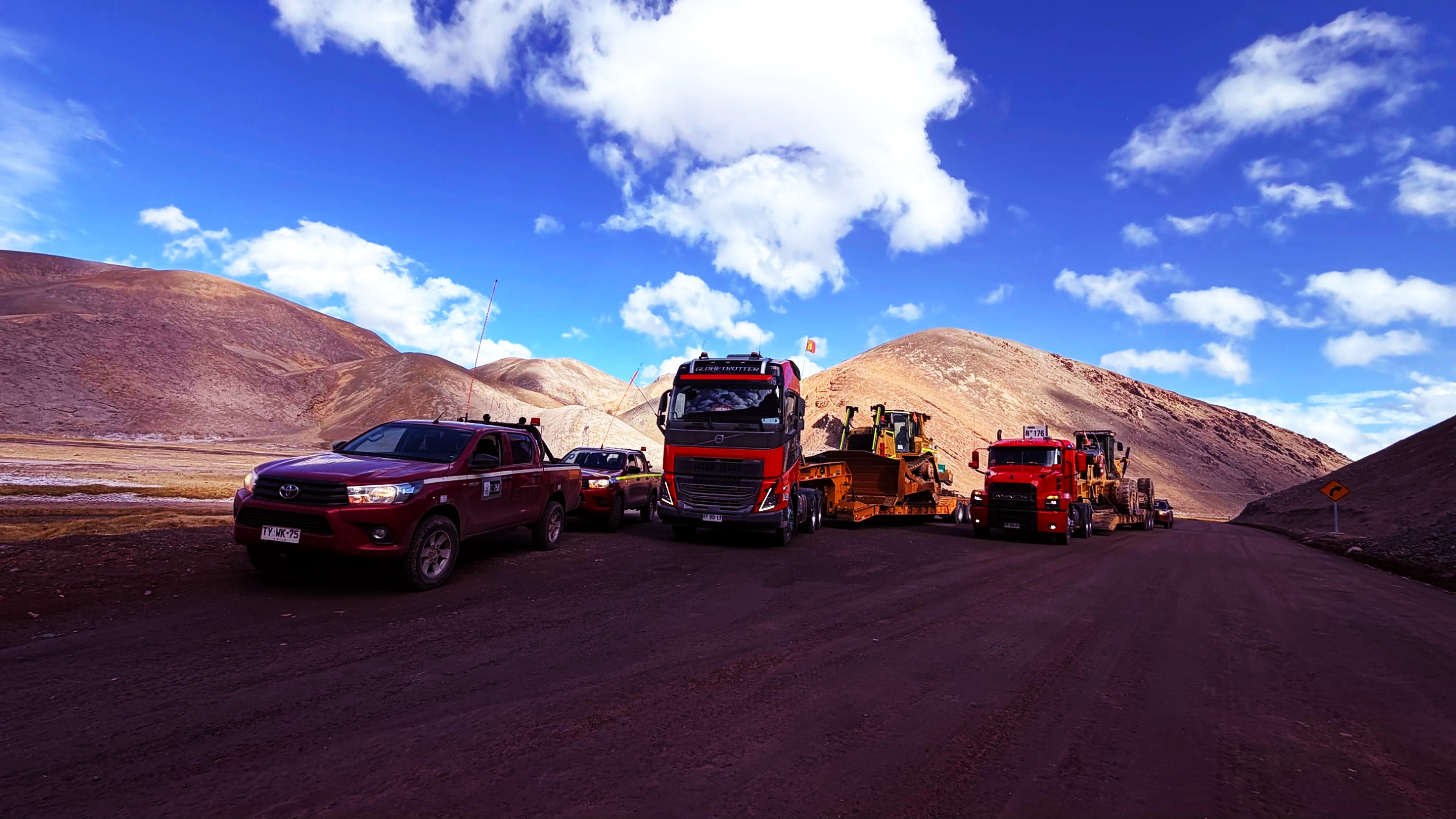 Convoy operativo de Transmaq en ruta de alta cordillera