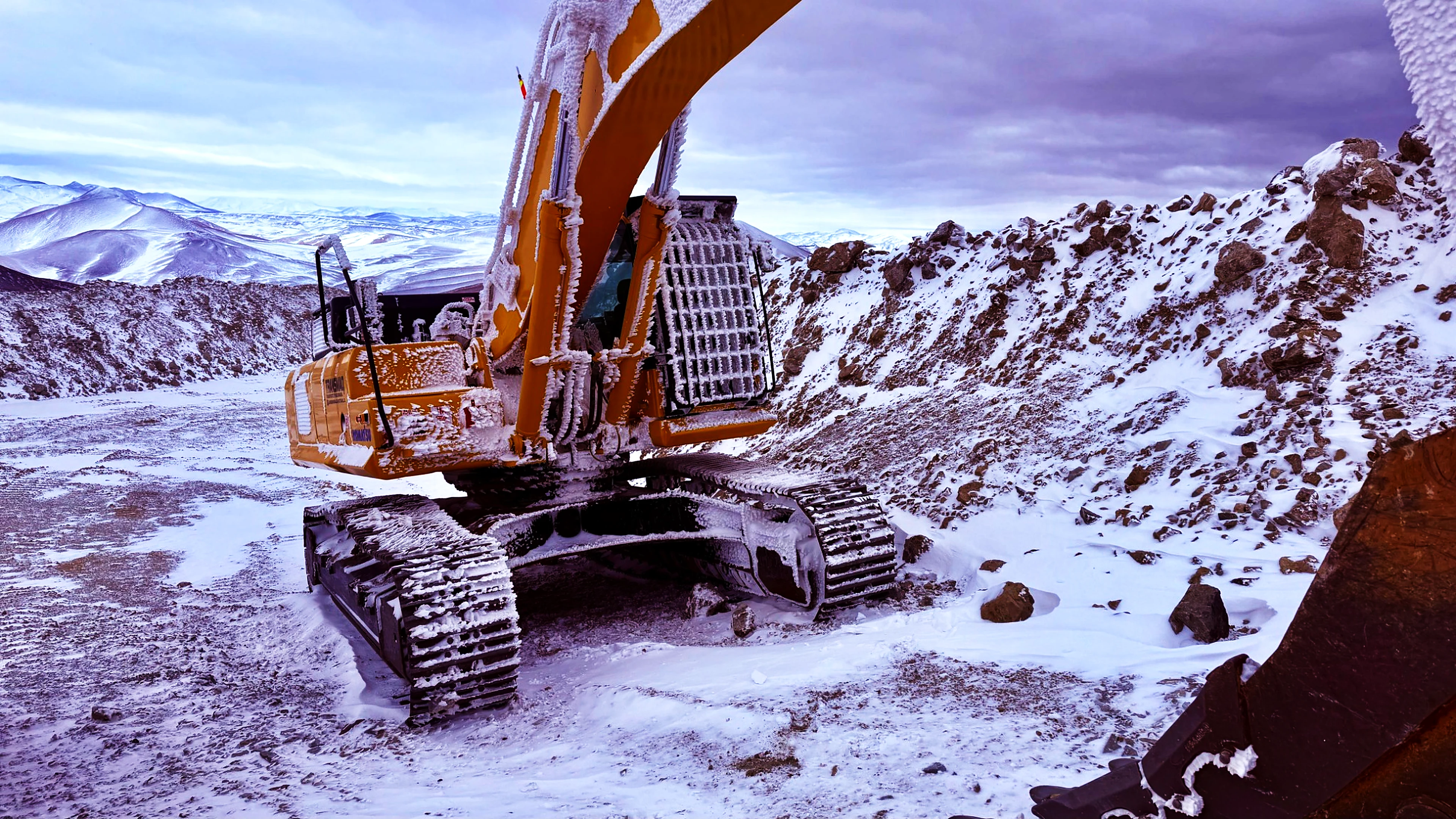 Excavadora Transmaq operando con nieve y escarcha en alta cordillera