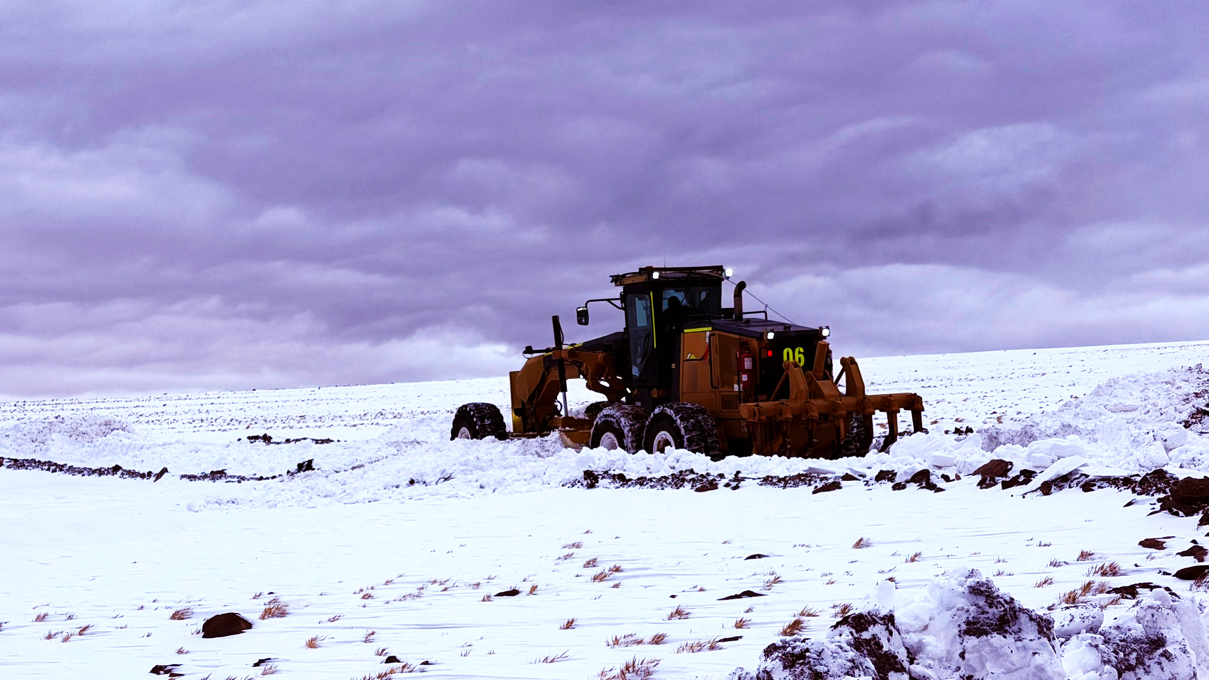 Motoniveladora Transmaq despejando nieve en terreno abierto